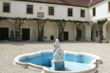 Schloss & Gutshof Loosdorf