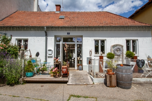 Laden am Fluss/Wein am Fluss